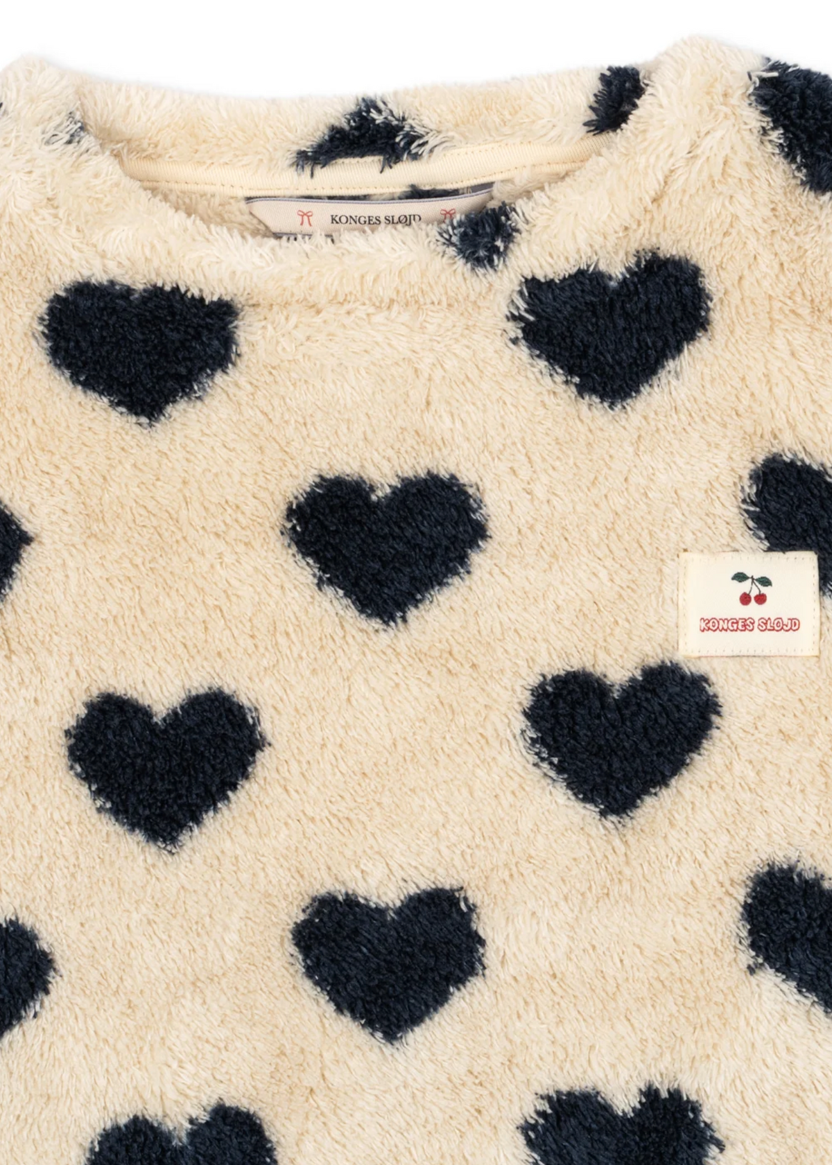 Pull fluffy coeur